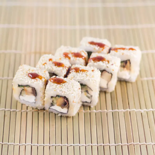 Sushi / rollos aislados. Comida asiática . — Foto de Stock