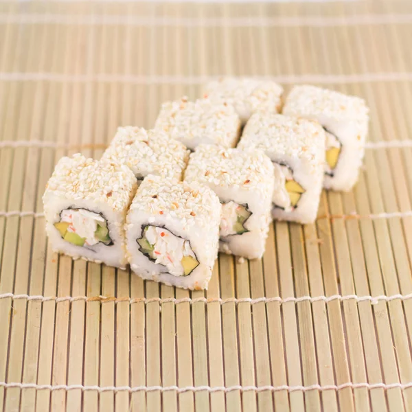 Sushi / rollos aislados. Comida asiática . — Foto de Stock