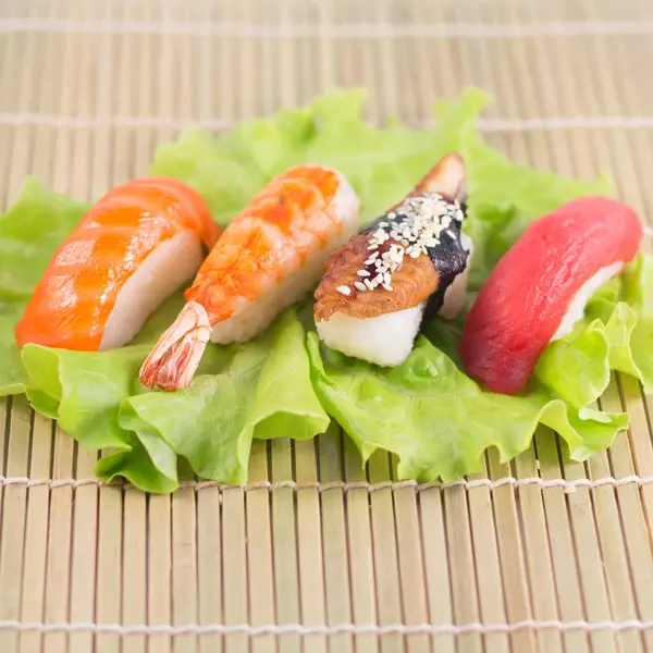 Sushi / rollos aislados. Comida asiática . — Foto de Stock