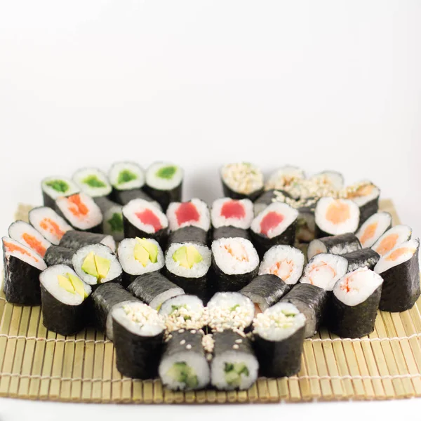 Sushi / rollos aislados. Comida asiática . — Foto de Stock