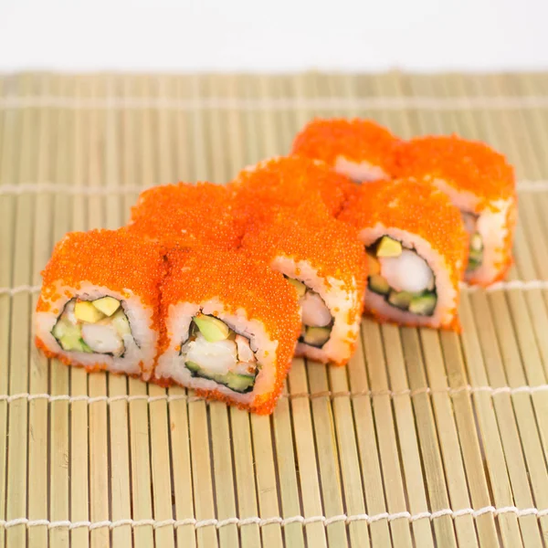 Sushi / rollos aislados. Comida asiática . — Foto de Stock