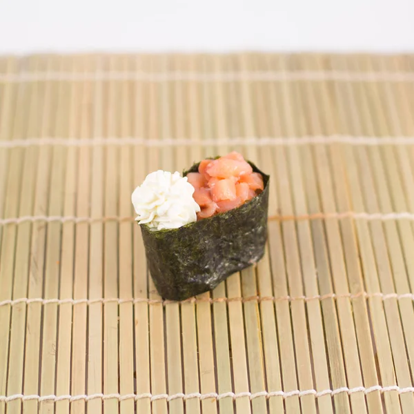 Sushi / rollos aislados. Comida asiática . — Foto de Stock