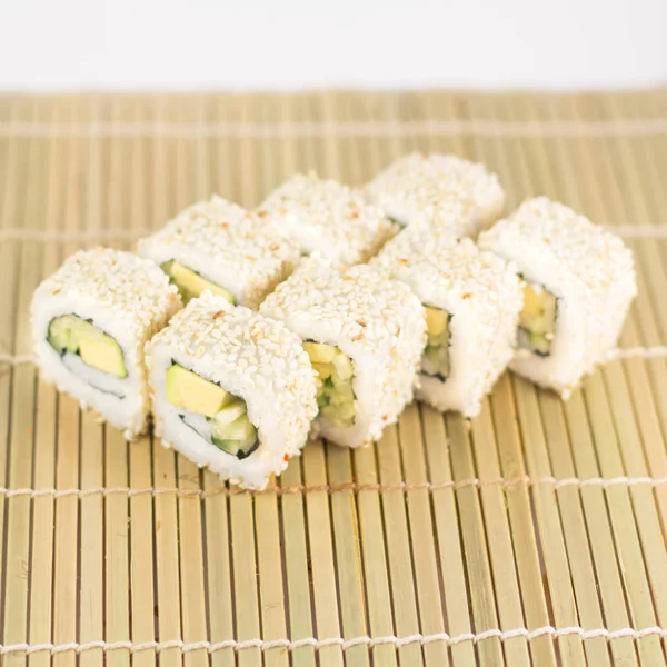Sushi na białym tle / rolkach. Kuchnia Azjatycka. — Zdjęcie stockowe