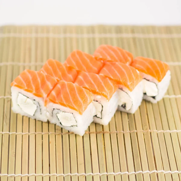 Sushi / rollos aislados. Comida asiática . — Foto de Stock