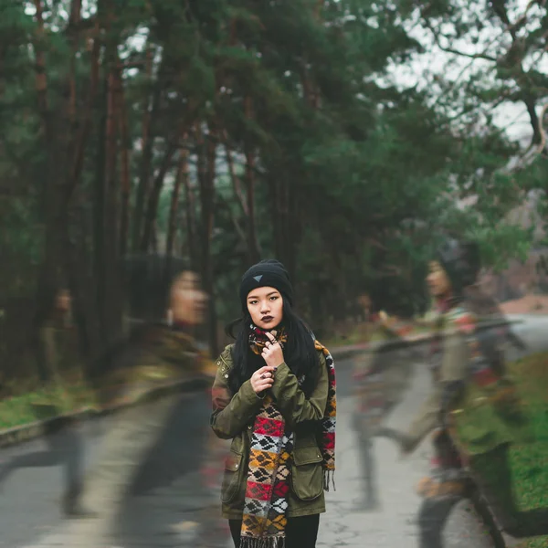 Drama girl standing near where people are in a hurry in different directions. Production of the composite picture of the story. A scene filmed overall plan. Abstract image of the double exposure. — Stock Photo, Image