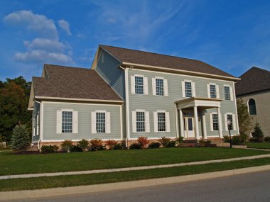 Büyük iki katlı gri ev