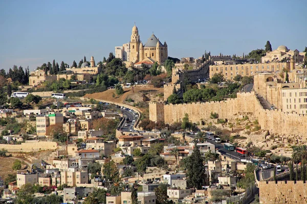 Dormition Abby en de muur van het oude Jeruzalem — Stockfoto