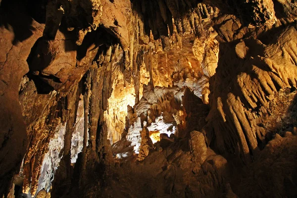 Dentro de la Cueva del Parque de la Montaña de la Cueva Colosal — Foto de Stock