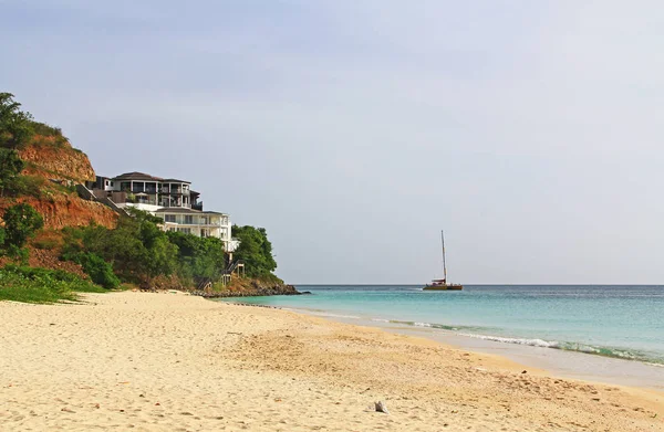 Mansion on a Cliff with Catamaran on the Sea — Stock Photo, Image