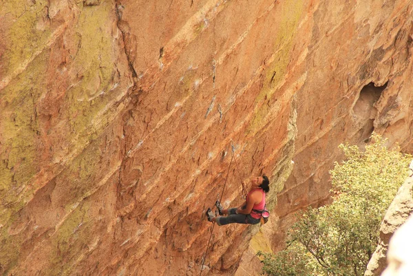Kobieta, odpoczynek w trakcie prowadzić wspinaczka skałkowa Hoodoo — Zdjęcie stockowe