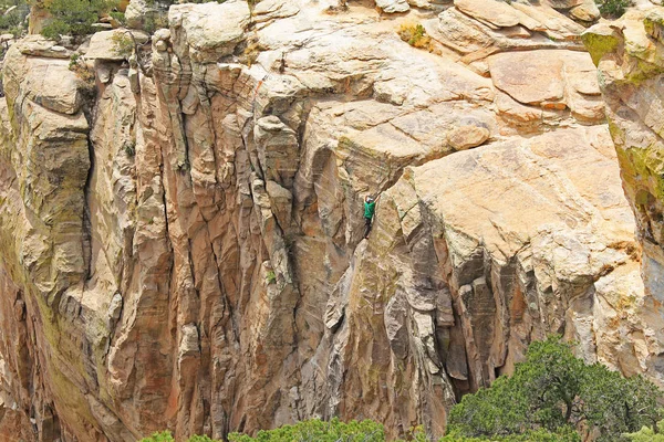 Man Top rotsklimmen een Hoodoo in Arizona — Stockfoto