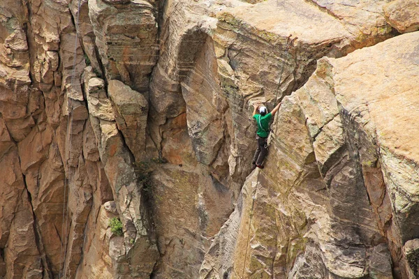 Man Top rotsklimmen een Hoodoo in Arizona — Stockfoto