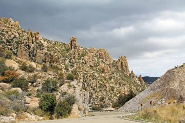 Kayalık yamaç boyunca yol gidiş Up Mt. Lemmon