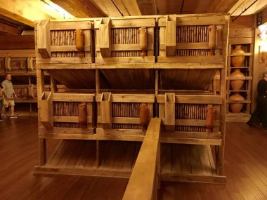 Williamstown, Ky, Amerika Birleşik Devletleri - 3 Kasım 2017: Noah's ark yineleme Ark karşılaşma lunapark Williamstown, Kentucky, ABD içinde hayvan kafesleri.