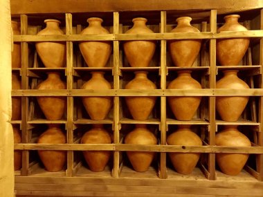 Williamstown, Ky, Amerika Birleşik Devletleri - 3 Kasım 2017: Sıvı ve tahıl Noah's ark yineleme Ark karşılaşma lunapark Williamstown, Kentucky, ABD ark üzerinde depolamak için kullanılan kil tencere