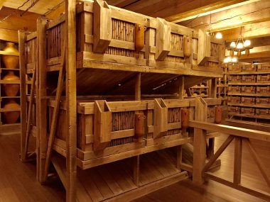 Williamstown, Ky, Amerika Birleşik Devletleri - 3 Kasım 2017: Noah's ark yineleme Ark karşılaşma lunapark Williamstown, Kentucky, ABD içinde hayvan kafesleri.