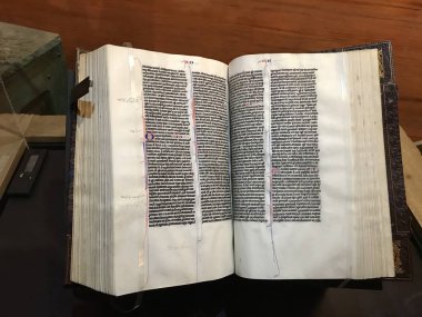 Williamstown, Ky, Amerika Birleşik Devletleri - 3 Kasım 2017: Işıklı Vulgate cep İncil'den 1250 Romalılar, Noah's ark yinelemedeki Ark karşılaşma lunapark Williamstown, Kentucky, U Avrupa'da İncil kopyalama uzun geleneği gösteren açıldı