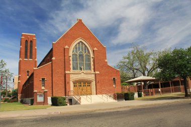 Grace Evangelist Lutheran Kilisesi Tucson, Arizona kırmızı tuğlalı dış mavi gökyüzü kopya alanı, vitray pencereler ve çan kulesi ile.