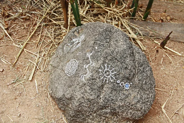 Pequena Réplica Petroglifos Uma Rocha Longo Caminho Caminhada Sujeira Entre — Fotografia de Stock