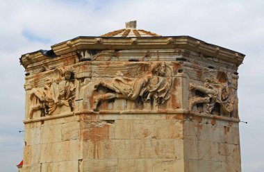 Yunanistan 'ın Atina kentindeki Roma Agora kenti yakınlarındaki Rüzgâr Kulesi' nin tepesindeki heykellerin ayrıntıları.