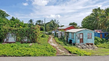 Antigua Barbuda 'da üç renkli tipik ev Küçük Antiller, Batı Hint Adaları, Karayipler.