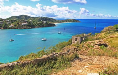 Old Fort Barrington yakınlarındaki Deep Bay 'e bakan blok koruma evi, Deep Bay ile St. Johns Harbour arasındaki beş ada yarımadası, Antigua Barbuda Küçük Antiller, Batı Hint Adaları, Karayipler, Keçi Tepesi.