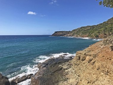 Antigua kıyı şeridi Antigua ve Barbuda 'daki Berkeley Kalesi' nden görüldüğü gibi Karayipler, Küçük Antiller, Batı Hint Adaları.