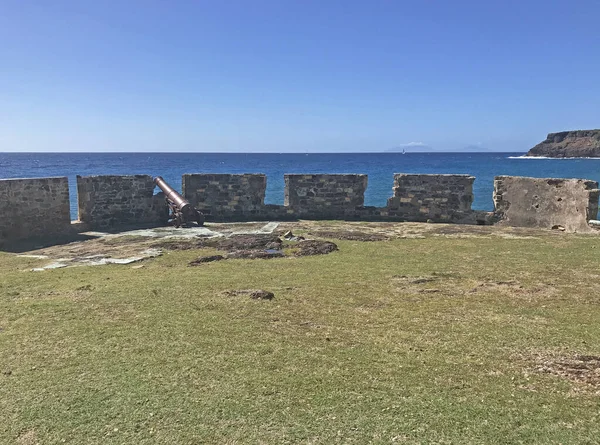 安提瓜和巴布达 加勒比 小安的列斯群岛 西印度群岛伯克利堡半岛的安提瓜海岸线和外墙 有炮口 蓝天复制空间 — 图库照片