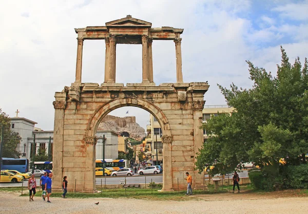 Atény Attica Řecko Října 2018 Turisté Procházející Kolem Hadrians Arch — Stock fotografie