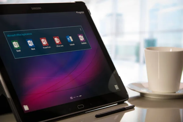 Microsoft Office-toepassingen op Samsung Tablet met Android — Stockfoto