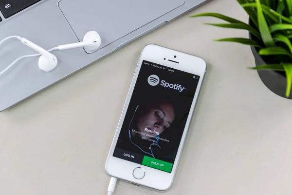 IPhone SE con Spotify App — Foto de Stock