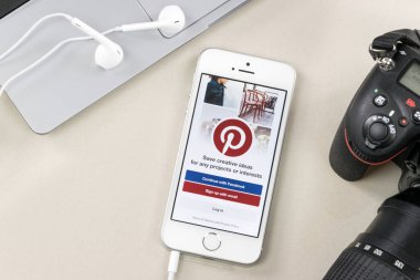 iPhone SE 'de Pinterest Uygulaması