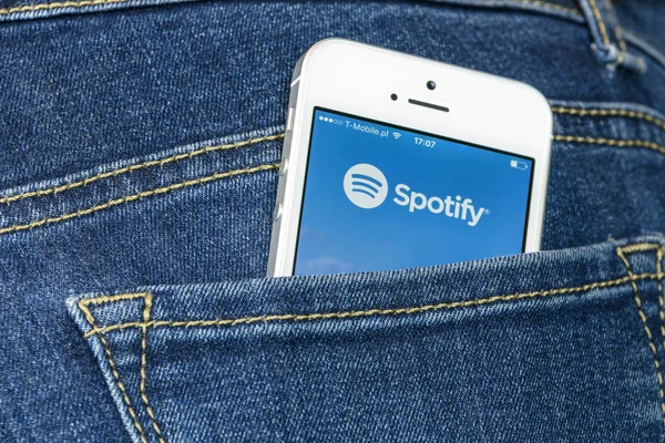 Spotify App en el iPhone SE — Foto de Stock