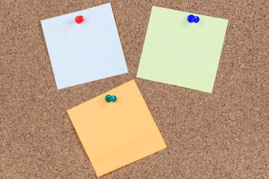 Mantar pano ve yapışkan notlar