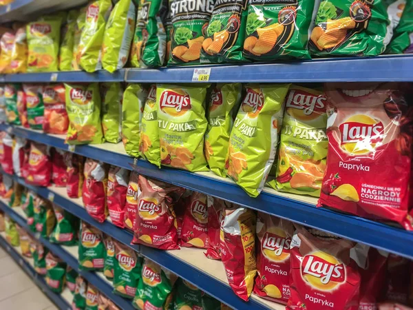 Lay 's Chips en los estantes de la tienda —  Fotos de Stock