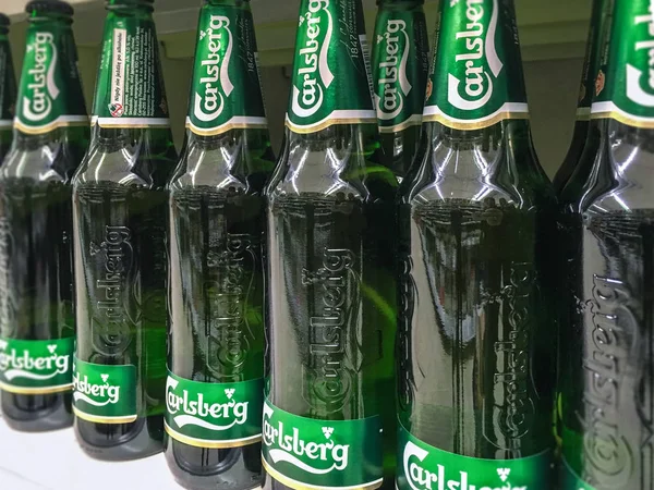 Carlsberg Cerveza en los estantes de la tienda — Foto de Stock