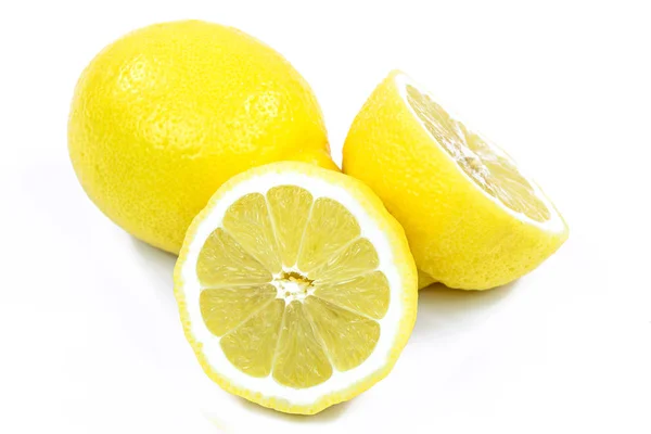 Zwei frische Zitronen — Stockfoto