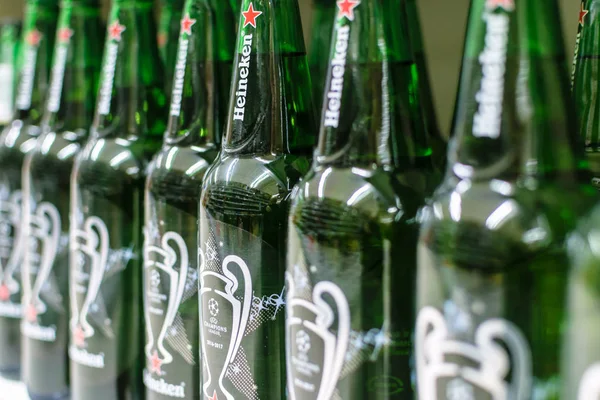 Heineken bira üstünde stok rafa koymak — Stok fotoğraf