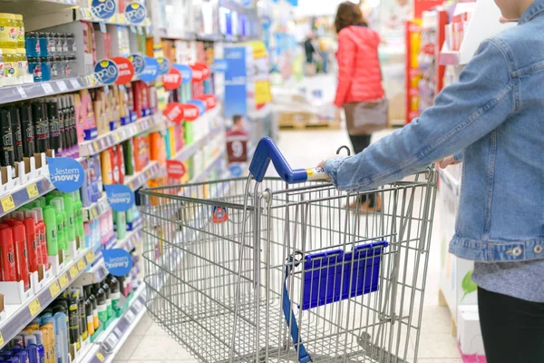 Kız bir Tesco hipermarket kozmetik satın alır..