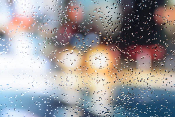 Krople deszczu na szybie samochodu — Zdjęcie stockowe
