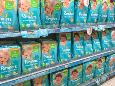 Çocuk bezi süpermarket rafta memnun etmektedir