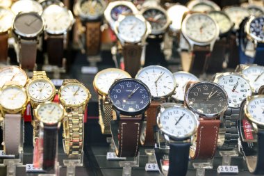 Timex bir dükkan pencerede saatler