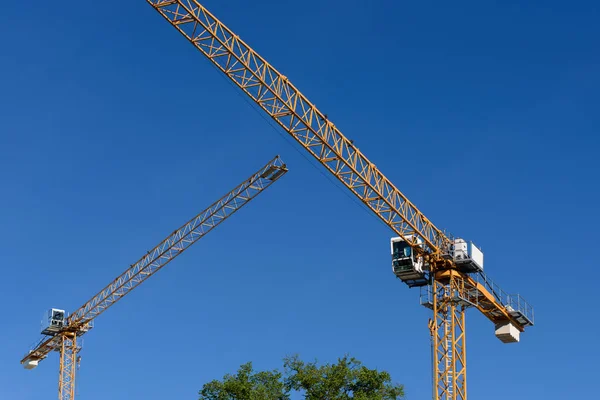 Two construction cranes — Stock Photo, Image