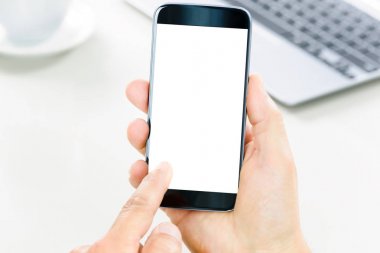 Elinde boş smartphone.