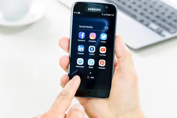 Aplicación de medios sociales en el dispositivo Samsung — Foto de Stock