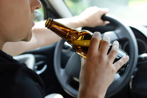 アルコールの影響の下で運転しないでください。 — ストック写真