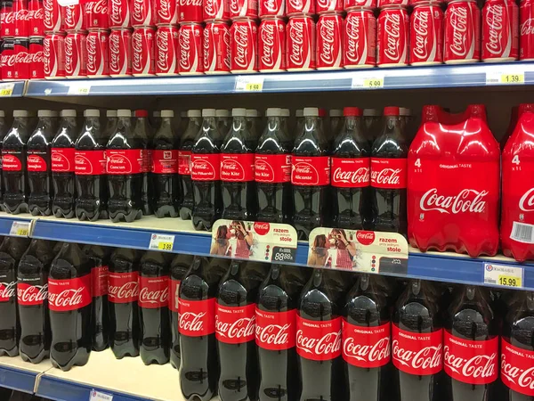 Различные напитки Coca-Cola — стоковое фото