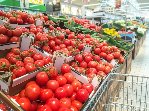 Vásárlás a szupermarketben zöldségek — Stock Fotó