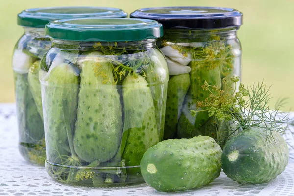 Frascos con pepinos en escabeche — Foto de Stock