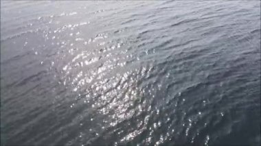 Dalgalı su yüzeyi arka